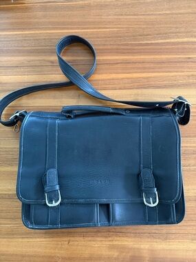 Near mint Vintage Coach Black Leather Buckle-Front Messenger Bag H4B-0511